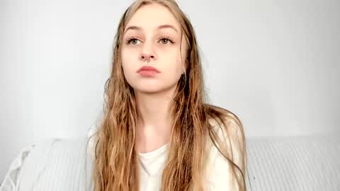 Snapshot of mia_meows chatting on 21, 4, 2026 Mia here Appreciate your support online show from 21, 4, 2026