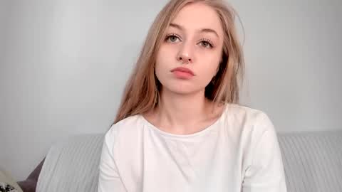 Snapshot of mia_meows chatting on 27, 4, 2026 Mia here Appreciate your support online show from 27, 4, 2026