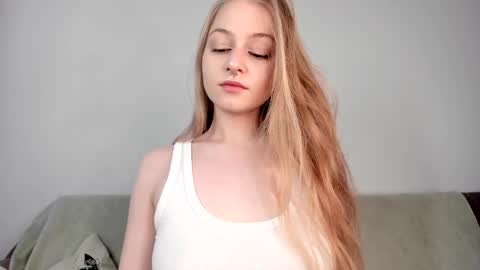 Snapshot of mia_meows chatting on 10, 5, 2026 Mia here Appreciate your support online show from 10, 5, 2026