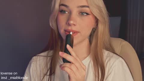 mia_milagros online show from 25, 12, 2024