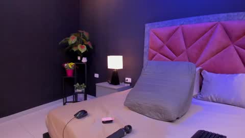 MIA  online show from 5, 4, 2026