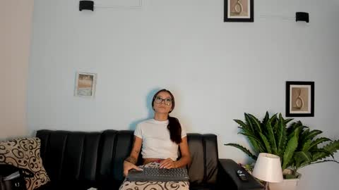 mia_petite72 online show from 16, 11, 2025