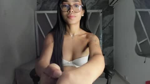 mia_petiteht online show from 9, 4, 2026