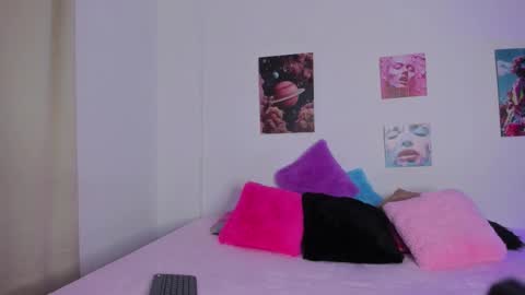 mia_purplee online show from 5, 11, 2025