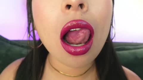 Snapshot of mia_roux1 chatting on 8, 5, 2026 Mia online show from 8, 5, 2026