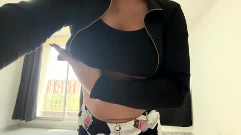 Snapshot of mia_roux13 chatting on 6, 10, 2025 Mia Roux online show from 6, 10, 2025