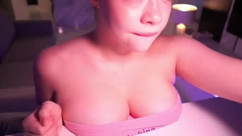 Snapshot of mia_vixen_ chatting on 8, 10, 2025 VixenMia online show from 8, 10, 2025