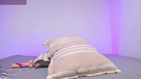 MIA INDEPENDENT MODEL  online show from 10, 1, 2026