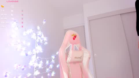 Snapshot of mia_yourmommy chatting on 17, 12, 2025 online show from 17, 12, 2025