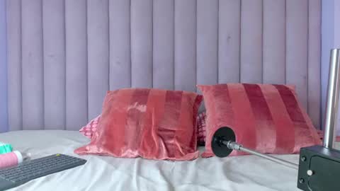 miaanderson__ online show from 27, 4, 2026