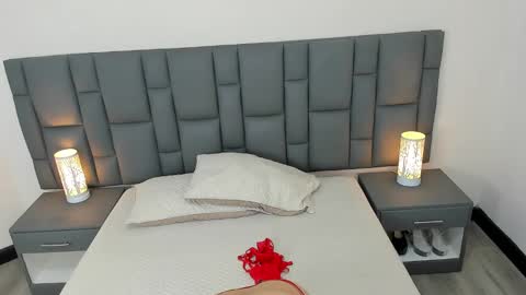 Snapshot of miaandmolly_ chatting on 11, 1, 2025 mia red hair molly short hair online show from 11, 1, 2025