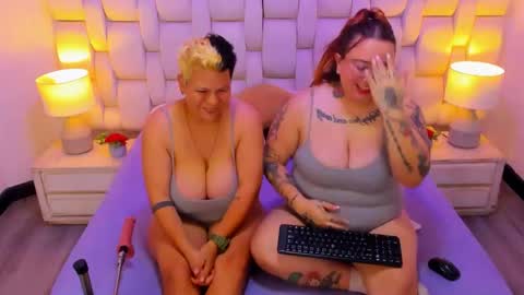 Snapshot of miaandmolly_ chatting on 2, 12, 2025 mia red hair molly short hair online show from 2, 12, 2025