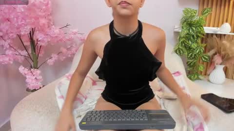 Snapshot of miabloom19 chatting on 28, 4, 2026 Mia online show from 28, 4, 2026