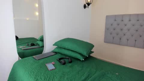 Snapshot of miabloom__ chatting on 26, 11, 2025 online show from 26, 11, 2025