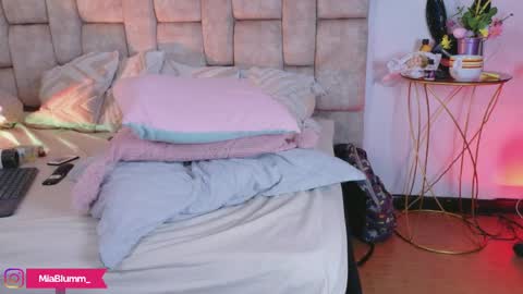 miablumm_ online show from 7, 4, 2026