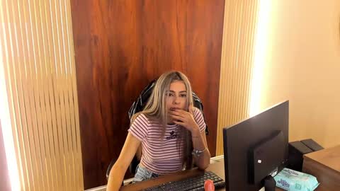 Snapshot of miacarperrlux chatting on 30, 1, 2025 MiaCarper online show from 30, 1, 2025