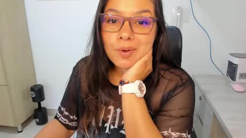 IG Yojanagomez  online show from 1, 3, 2025