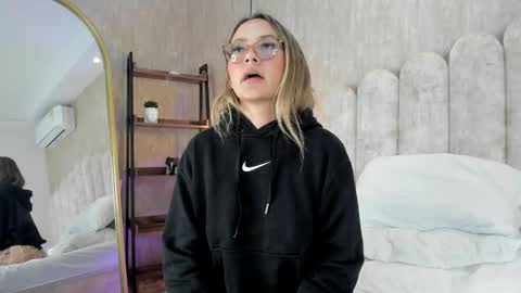 Snapshot of miapalmer__ chatting on 21, 4, 2026 MIA online show from 21, 4, 2026