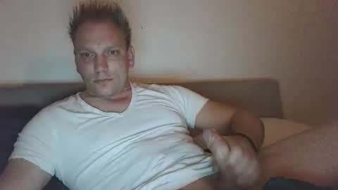 Snapshot of mickkxl chatting on 3, 12, 2024 mickkxl online show from 3, 12, 2024