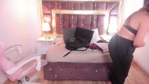 Snapshot of miia_thompson_1 chatting on 7, 1, 2025 M I I A online show from 7, 1, 2025