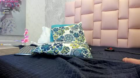 miiss_aurora_ online show from 8, 4, 2026