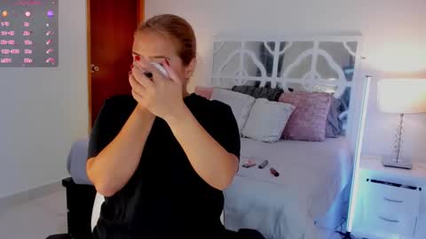 Mikaela blondie bigass online show from 20, 12, 2025