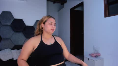 Mikaela blondie bigass online show from 26, 4, 2026