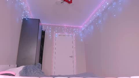 mikaella_nicole online show from 28, 4, 2026