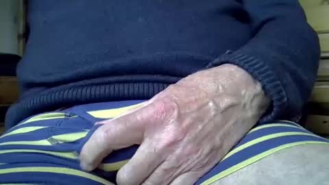 Snapshot of mikeybed chatting on 18, 12, 2024 mikeybed online show from 18, 12, 2024