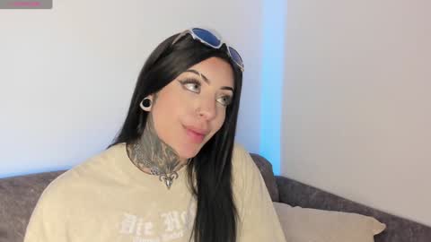 Snapshot of mila_monty__ chatting on 1, 2, 2025 online show from 1, 2, 2025