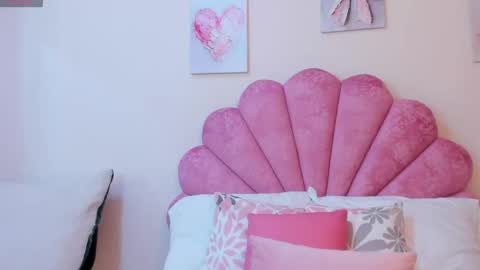 Snapshot of milaaadams chatting on 19, 5, 2026 mila online show from 19, 5, 2026