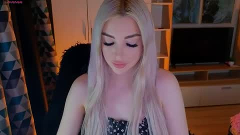 Snapshot of milanafox_ chatting on 7, 4, 2026 Lana online show from 7, 4, 2026