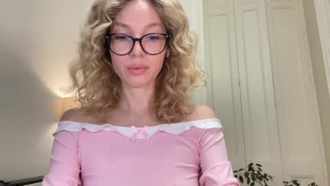 Mila online show from 15, 10, 2025