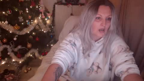 Snapshot of milf_lexxa chatting on 21, 12, 2025 Sarrahkenda online show from 21, 12, 2025