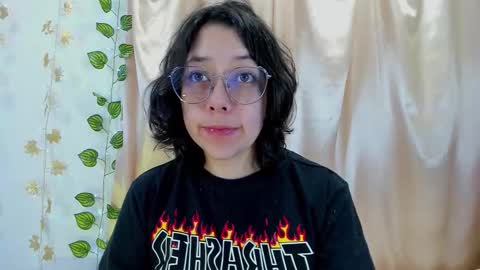 Snapshot of milie_yue chatting on 2, 12, 2025 Millie online show from 2, 12, 2025