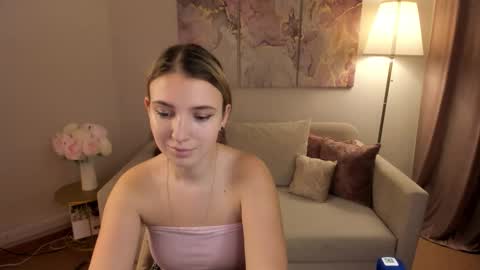 Snapshot of milinafox chatting on 15, 10, 2025 milinafox online show from 15, 10, 2025