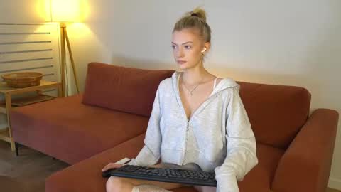 Snapshot of milly____ chatting on 27, 3, 2026 Charlie online show from 27, 3, 2026