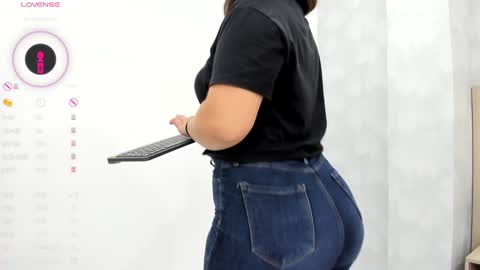 Snapshot of milu_gomez chatting on 3, 12, 2024 Milu Gomez online show from 3, 12, 2024