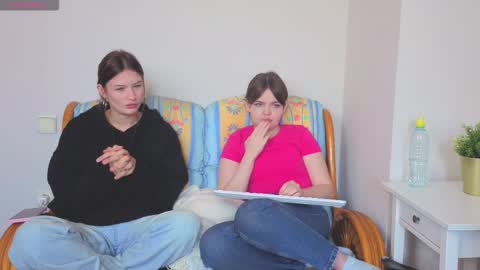Snapshot of mini_bunny_mini chatting on 12, 9, 2025 KarinaLeila online show from 12, 9, 2025