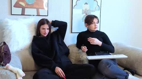 Snapshot of mini_bunny_mini chatting on 26, 9, 2025 KarinaLeila online show from 26, 9, 2025