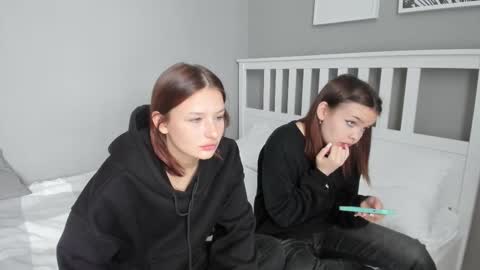 Snapshot of mini_bunny_mini chatting on 9, 10, 2025 KarinaLeila online show from 9, 10, 2025