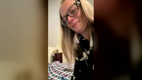 Snapshot of minx300 chatting on 26, 4, 2026 Minx online show from 26, 4, 2026