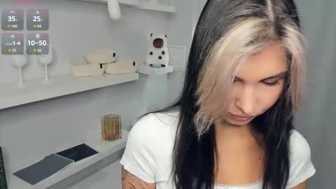 Snapshot of mirandabettman chatting on 18, 11, 2025 My name is Adele online show from 18, 11, 2025