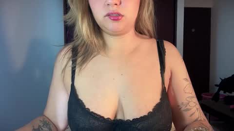 Snapshot of mirilinda chatting on 28, 10, 2025 mirilinda online show from 28, 10, 2025