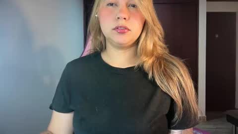 Snapshot of mirilinda chatting on 18, 11, 2025 mirilinda online show from 18, 11, 2025