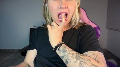 Snapshot of mirilinda chatting on 9, 4, 2026 mirilinda online show from 9, 4, 2026