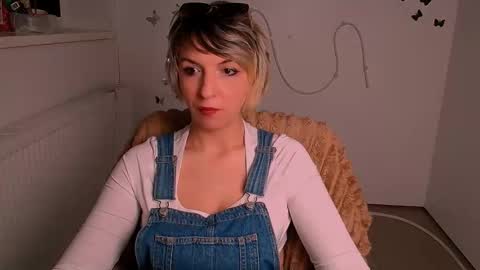 Snapshot of mishelle_blondie chatting on 2, 5, 2026 Mishelle online show from 2, 5, 2026