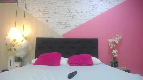 Snapshot of miss_honey1 chatting on 17, 9, 2025 miss_honey1 online show from 17, 9, 2025