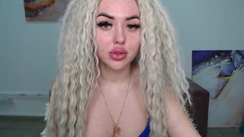 Snapshot of miss_kiten chatting on 5, 3, 2025 miss_kiten online show from 5, 3, 2025