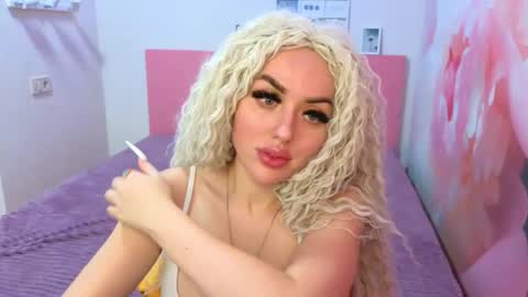 Snapshot of miss_kiten chatting on 8, 9, 2025 miss_kiten online show from 8, 9, 2025